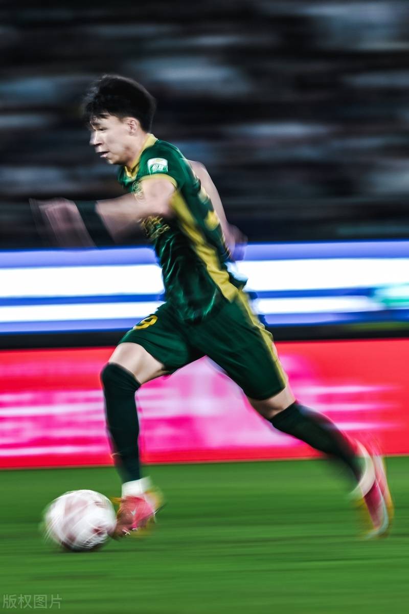 关于在武汉三镇赛场上演中超，碾压，引发弹幕炸裂的信息