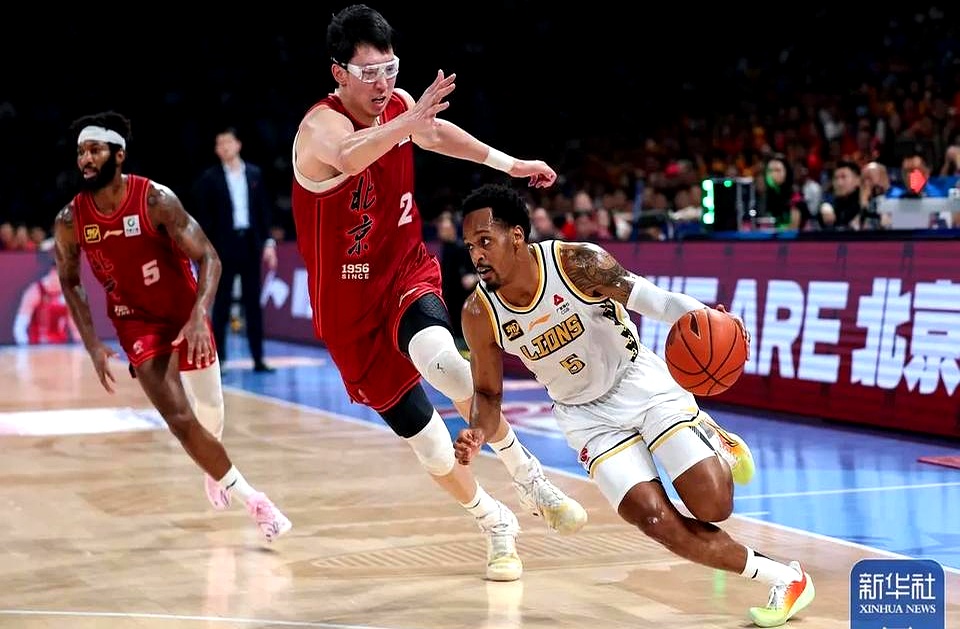 篮球明星拼尽全力争夺国际赛事冠军
