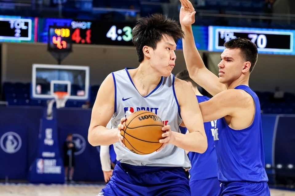 球队后卫在比赛中展现出色的表现 球队后卫在比赛中展现出色的表现