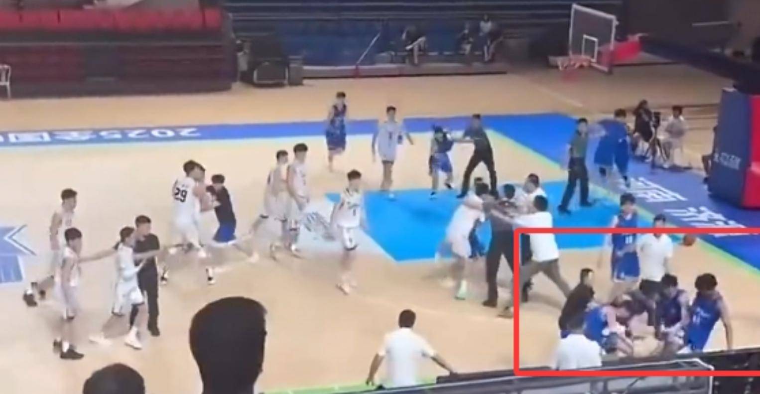 比赛中球员间发生冲突，场面一度失控