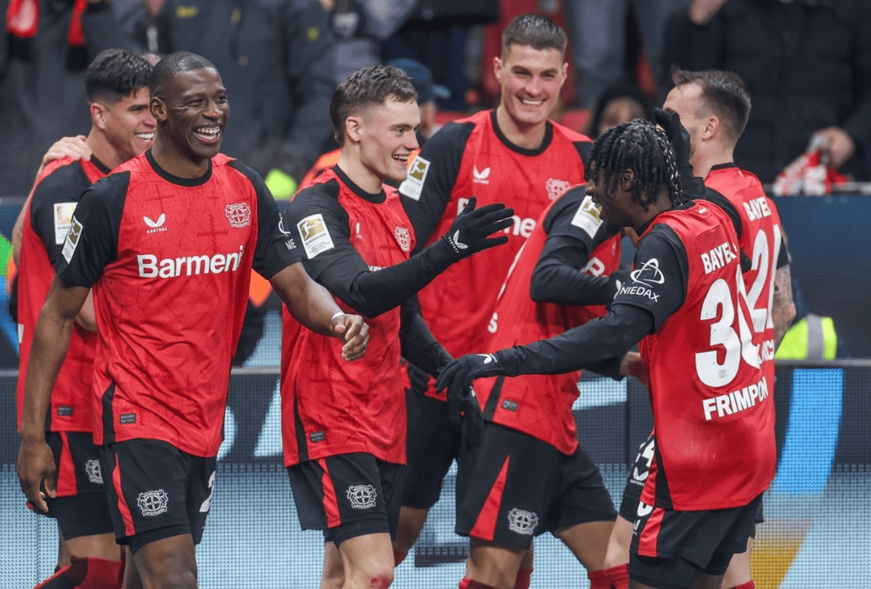 米兰体育官方-汉诺威客场逆转弗赖堡，全队庆祝胜利