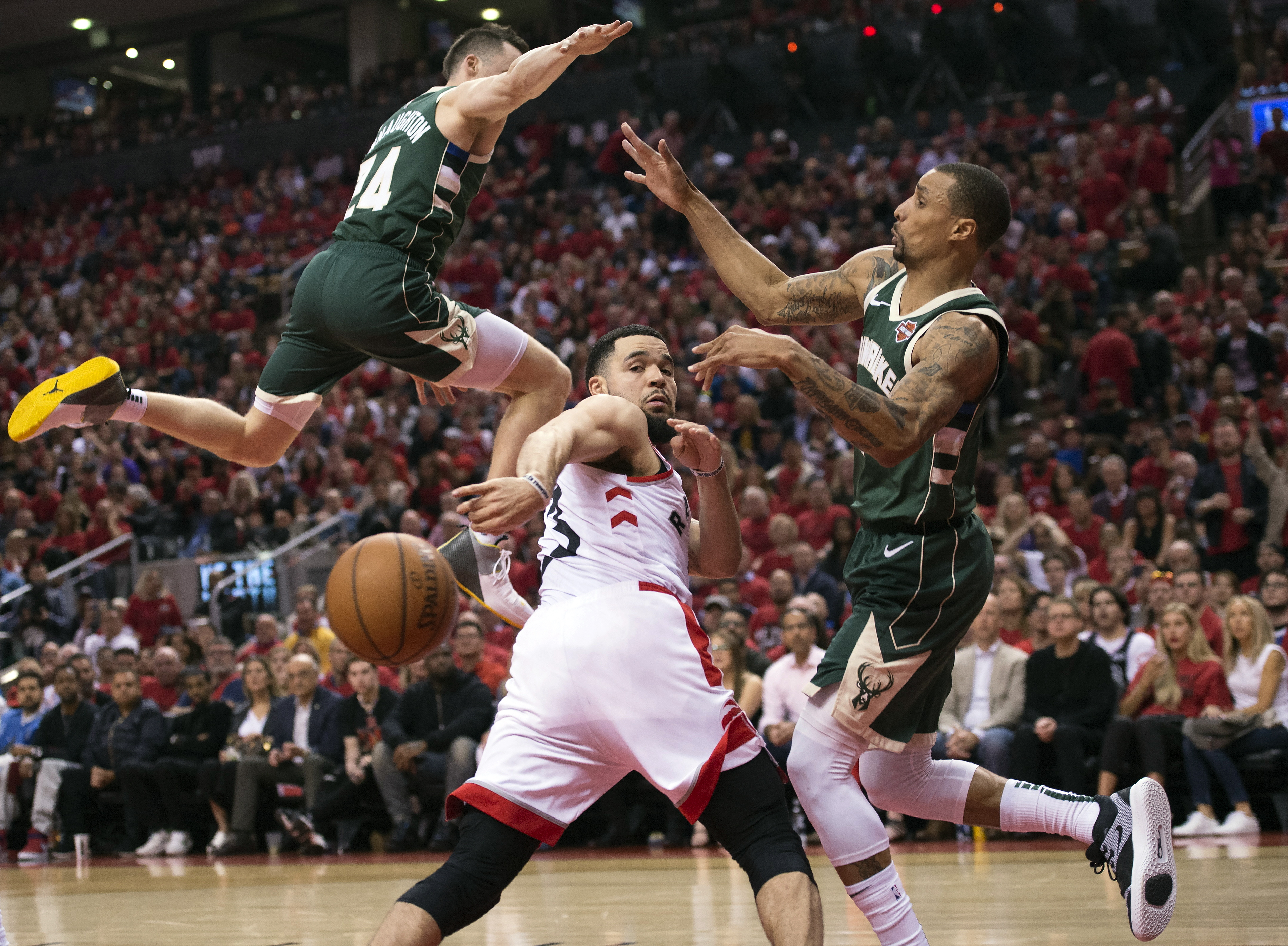 包含猛龙客场告捷热火，领跑东部的词条