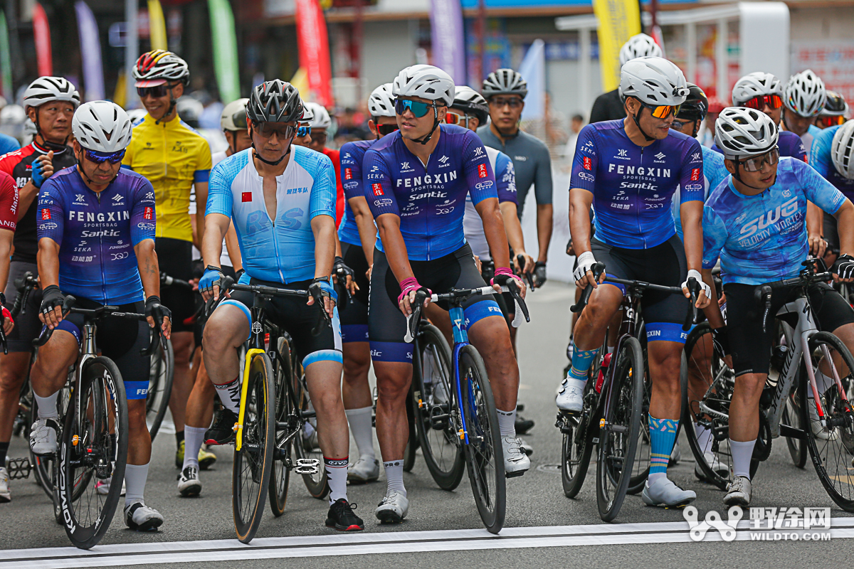 冲刺胜利，选手努力拼搏求得冠军的简单介绍