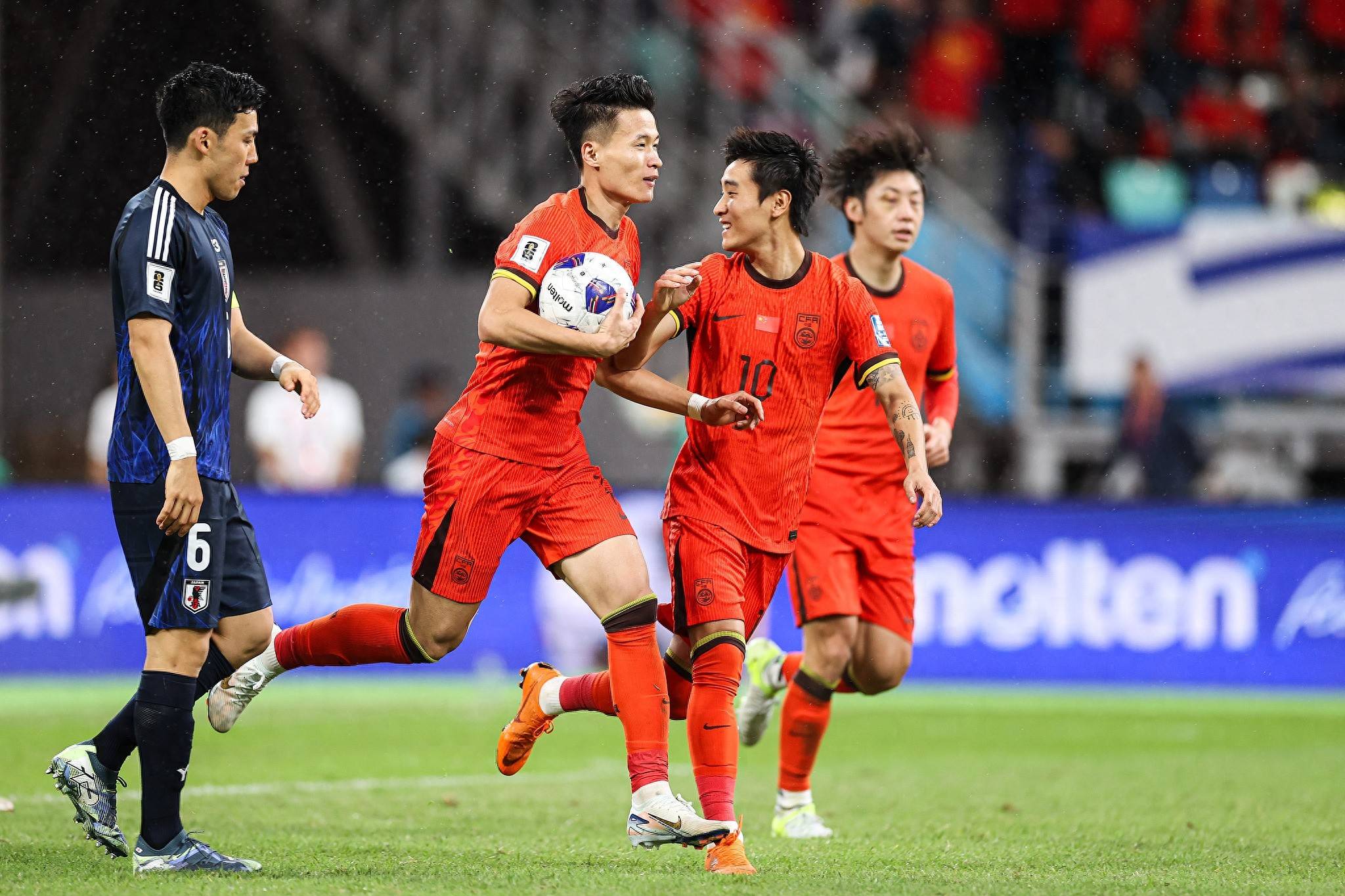 中国队在关键比赛中取胜，成功晋级下一轮